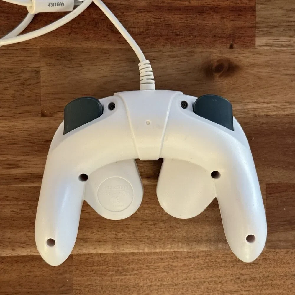Game Stop G3 Pelican Wired Turbo Controller for Nintendo Game Cube & Wii – White